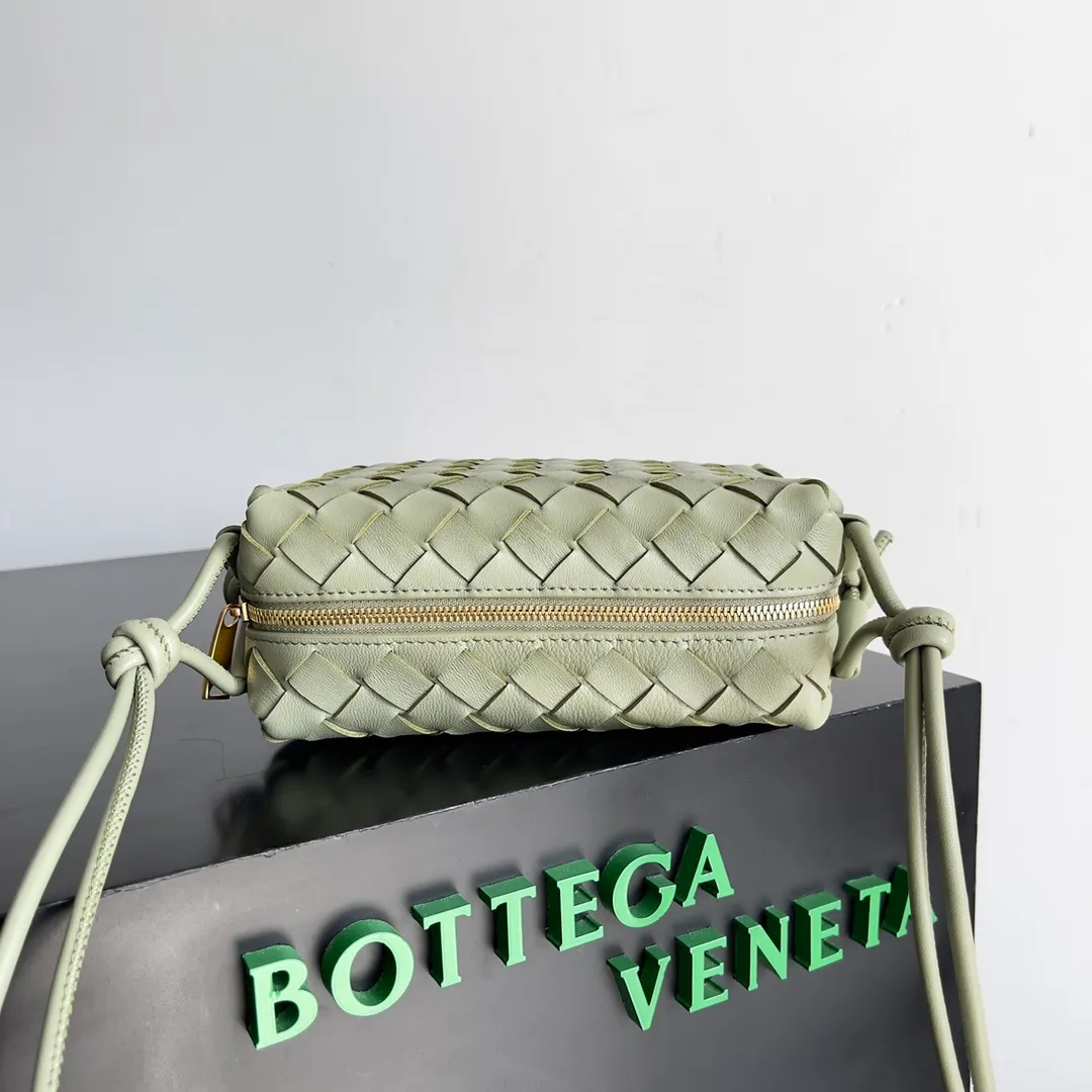 Batch 1560 New version and new color (third generation) 𝗕𝗼𝘁𝘁𝗲𝗴𝗮 𝗩𝗲𝗻𝗲𝘁𝗮———— The latest version of the loop camera bag💥 at the BV King of Cost-Effectiveness counter, large woven texture➕As always, ultra-high-quality lambskin, with zippers and adjustable drawstrings, it is especially suitable for the belly💫It can fit anything, and it is very light in weight. It is suitable for girls of all ages. Size: 17*10*6cm Style number: 723547